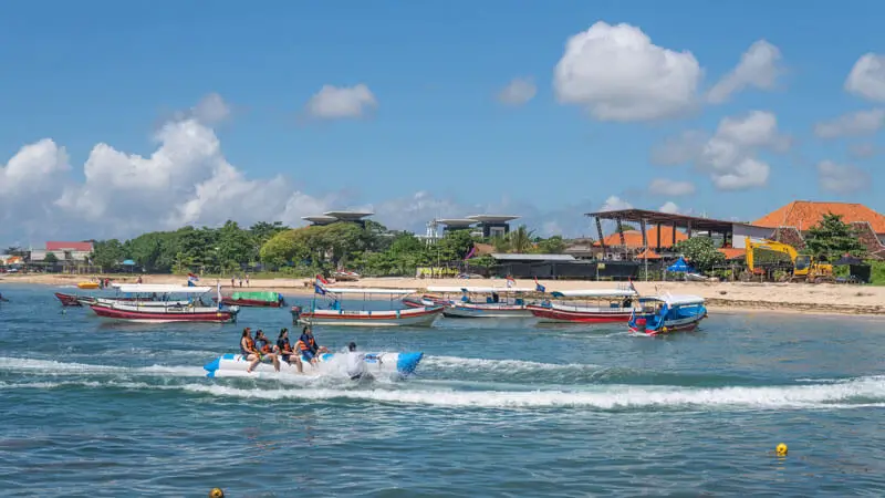 Wisatawan menikmati wahana banana boat seru di Tanjung Benoa