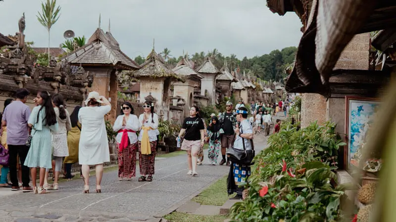 Wisatawan menikmati suasana khas Desa Penglipuran
