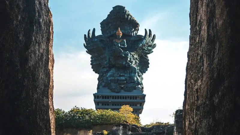 Patung megah Garuda Wisnu Kencana, landmark budaya khas Bali.