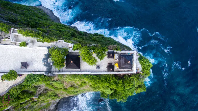 Pura Uluwatu yang megah berdiri di tepi tebing tinggi Bali
