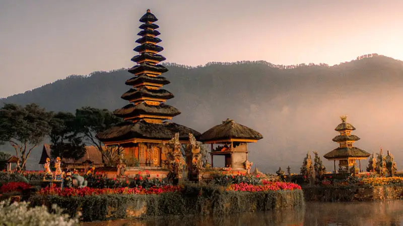 Keindahan Pura Ulun Danu Beratan di Tepi Danau Beratan
